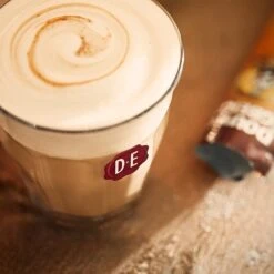 Douwe Egberts Verwenkoffie Latte Caramel Oploskoffie - 5 X 8 Zakjes -Koffieserie Winkel 1200x1200 301