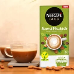 Nescafé Gold Almond Macchiato Oploskoffie - 6 Doosjes à 6 Zakjes -Koffieserie Winkel 1200x1200 304