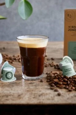 Nespresso Cups - De Koffiejongens - Lungo Extra Forte - 100% Biologisch Afbreekbaar - 60 Cups - 100% Nespresso Compatible 7 Nespresso Cups - De Koffiejongens - Lungo Extra Forte - 100% Biologisch Afbreekbaar - 60 Cups - 100% Nespresso Compatible -Koffieserie Winkel 800x1200 1