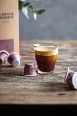 Nespresso Cups - De Koffiejongens - Espresso - 100% Biologisch Afbreekbaar - 60 Cups - 100% Nespresso Compatible 7 Nespresso Cups - De Koffiejongens - Espresso - 100% Biologisch Afbreekbaar - 60 Cups - 100% Nespresso Compatible -Koffieserie Winkel 800x1200 7