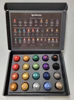 Koffie Proeverij Pakket Met 20 Stuks Verschillende Smaken En Mystery Card 'Enjoy The Sweet Moment' Met Persoonlijke (video) Boodschap | Verjaardag | Sinterklaas | Kerstpakket | Vaderdag | Moederdag | Jubileum | Valentijnsdag 14 Koffie Proeverij Pakket Met 20 Stuks Verschillende Smaken En Mystery Card 'Enjoy The Sweet Moment' Met Persoonlijke (video) Boodschap | Verjaardag | Sinterklaas | Kerstpakket | Vaderdag | Moederdag | Jubileum | Valentijnsdag -Koffieserie Winkel 899x1200 1